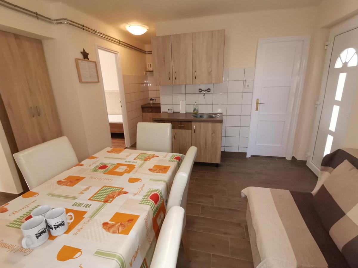Gyoengyvirag Apartmanhaz Hajduszoboszlo Ngoại thất bức ảnh