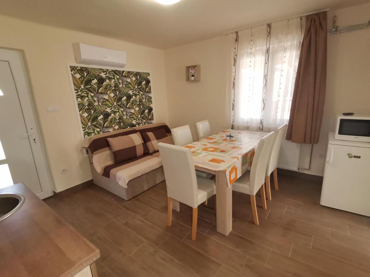Gyoengyvirag Apartmanhaz Hajduszoboszlo Ngoại thất bức ảnh