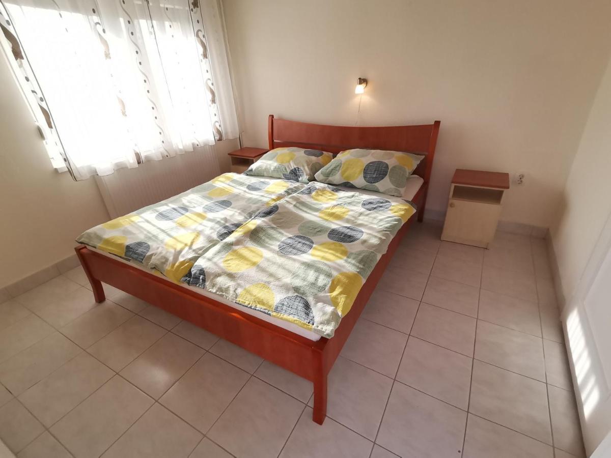 Gyoengyvirag Apartmanhaz Hajduszoboszlo Ngoại thất bức ảnh