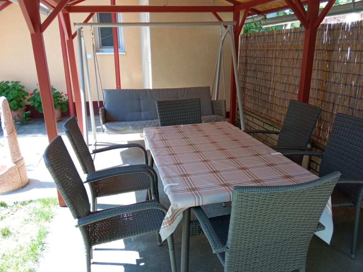 Gyoengyvirag Apartmanhaz Hajduszoboszlo Ngoại thất bức ảnh