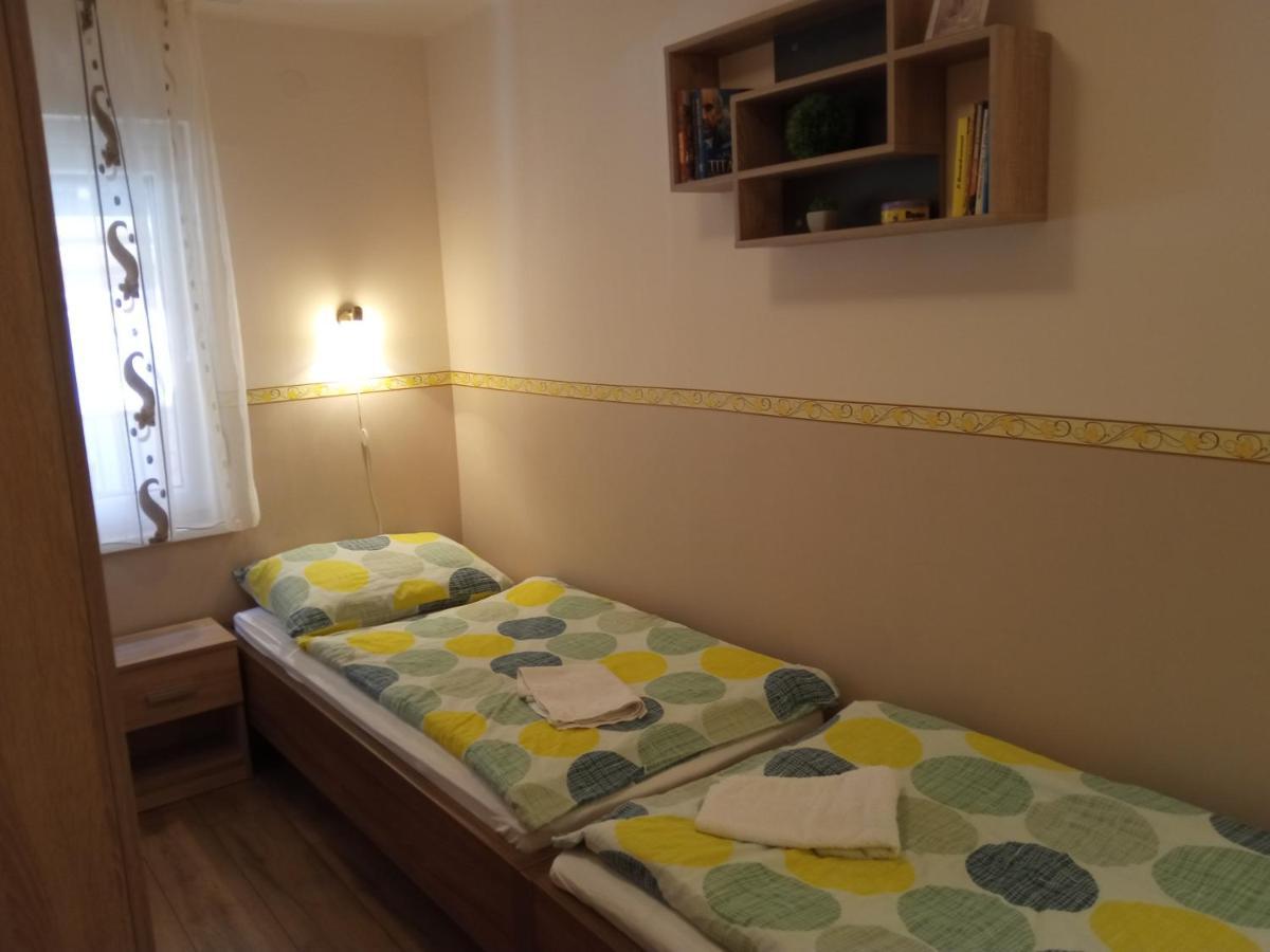 Gyoengyvirag Apartmanhaz Hajduszoboszlo Ngoại thất bức ảnh