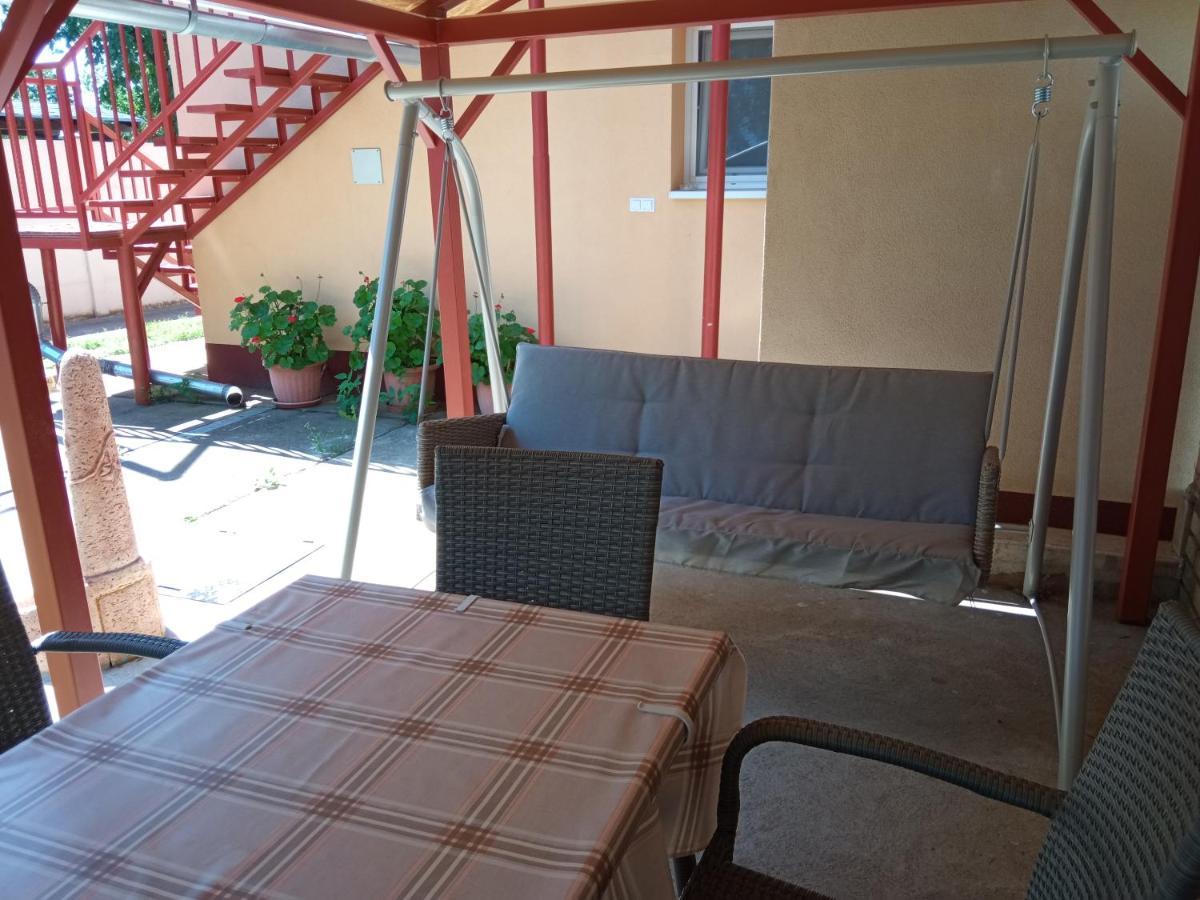 Gyoengyvirag Apartmanhaz Hajduszoboszlo Ngoại thất bức ảnh